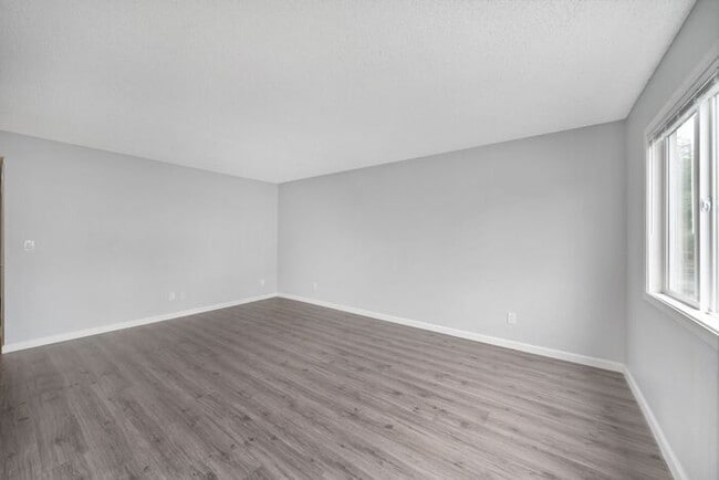 Building Photo - Look no Further, Tyee offers a SUPER 2bed/1bath! Call now for details and a showing!