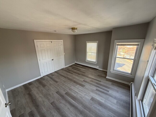 Building Photo - 142 Belmont St