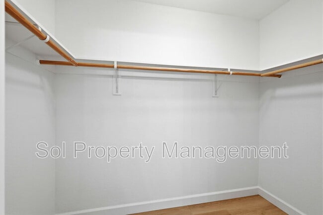 Building Photo - 905 Pellegrini St