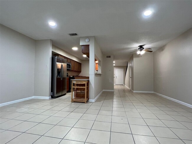Building Photo - 2130 Greenbriar Colony Dr