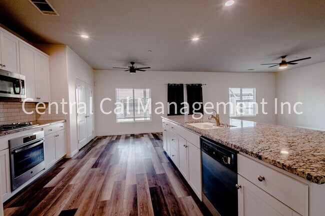 Building Photo - 4 Bedroom/2 Bath Home in the Southwest - $2595 Per Month!