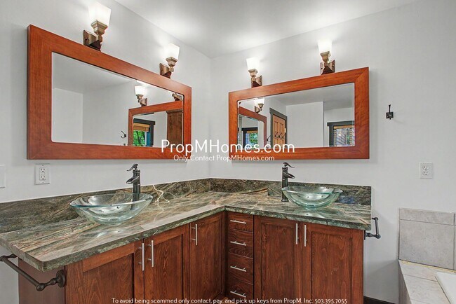 Building Photo - Unique Luxury Three Bedroom Home in Hallinan!