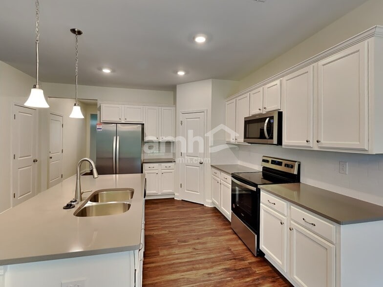 Building Photo - 300 Sawyer Jackson Dr