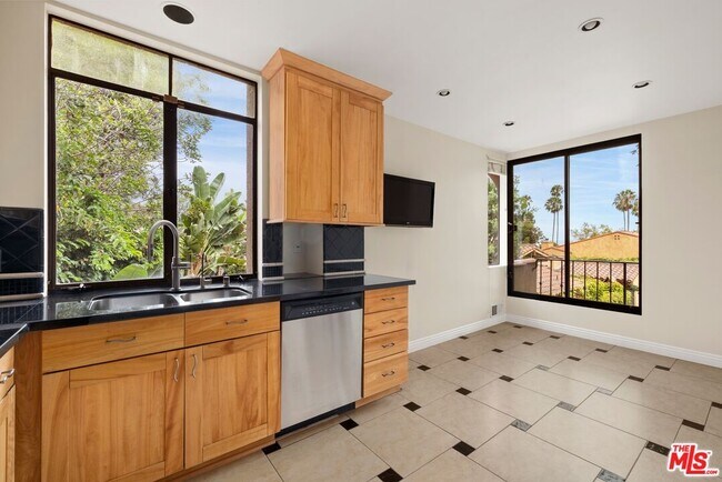 Building Photo - 1121 La Collina Dr