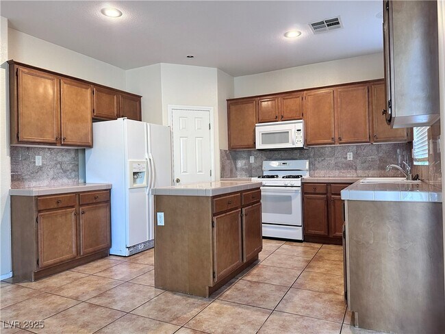 Building Photo - 9676 Ridgebluff Ave