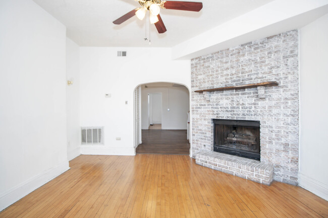 Building Photo - 921 S Laflin St
