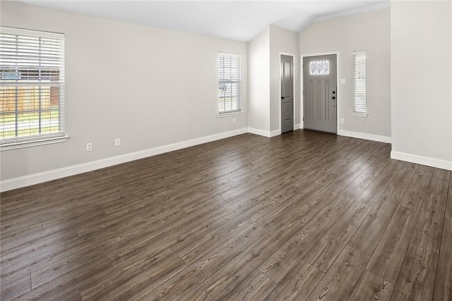 Building Photo - 916 Crested Point Dr