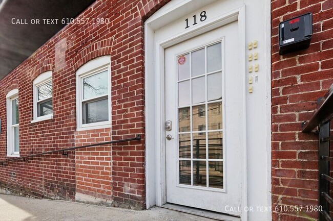 Building Photo - Newly Renovated 2 Bedroom Available for Re...