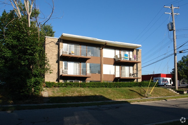 Building Photo - 204 River St