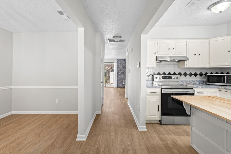 Building Photo - 7163 Sandy Creek Dr