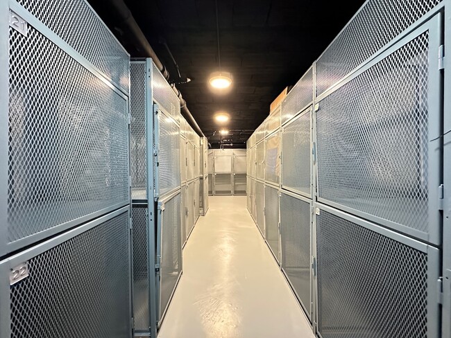 Building Photo - 545 W Belmont Ave