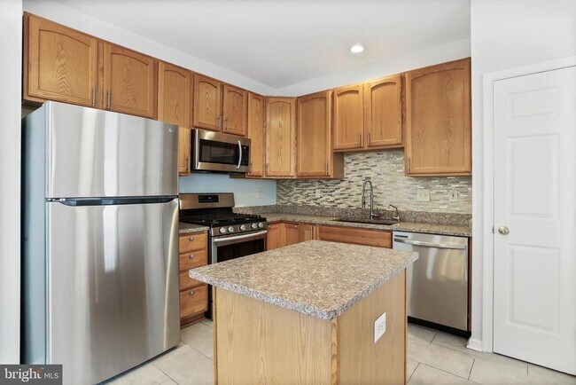 Building Photo - 6140 Newport Terrace