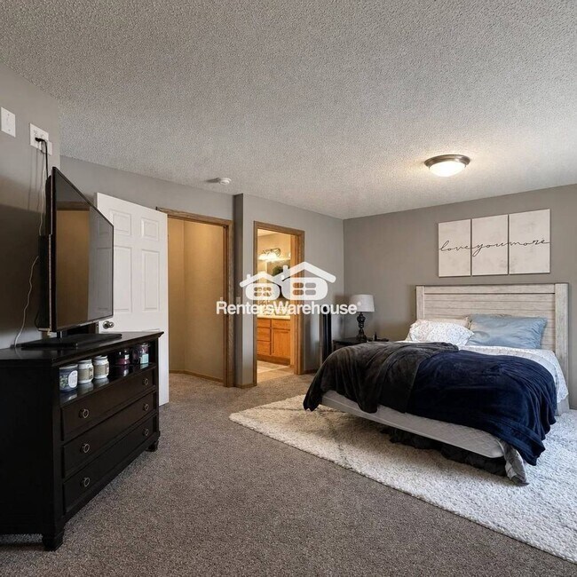 Building Photo - 2BD/1.5BA Townhome in New Prague Available 8/3!