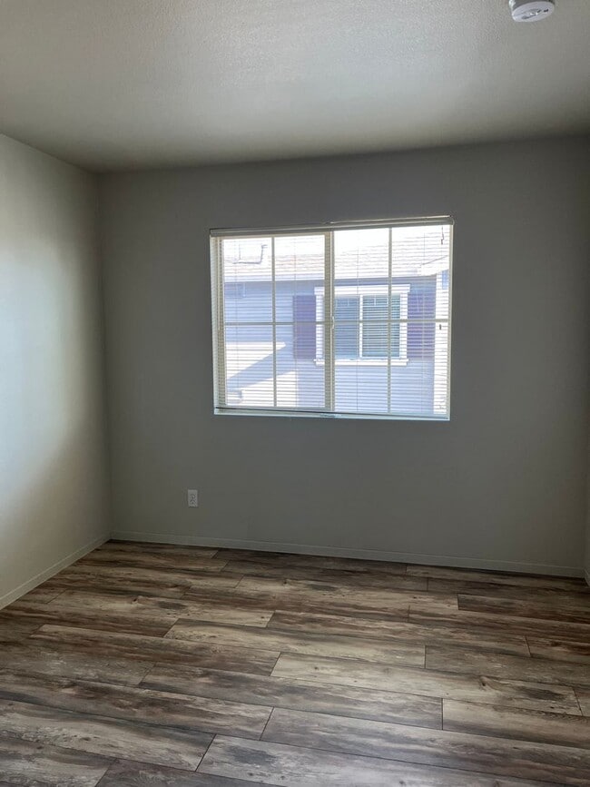 Building Photo - Two Bedroom Townhouse Style Apartment with Garage - Northwest Santa Rosa