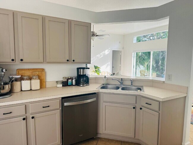 Building Photo - "Charming 3-Bedroom Oasis with 2 Full Baths in Riverview – Your Ideal Home Awaits!"