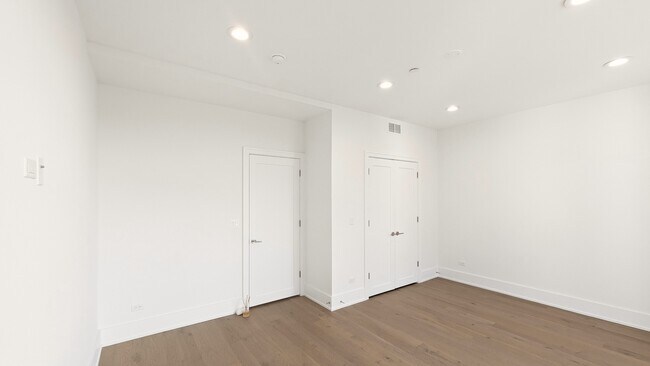 Building Photo - 6227 S Ellis Ave