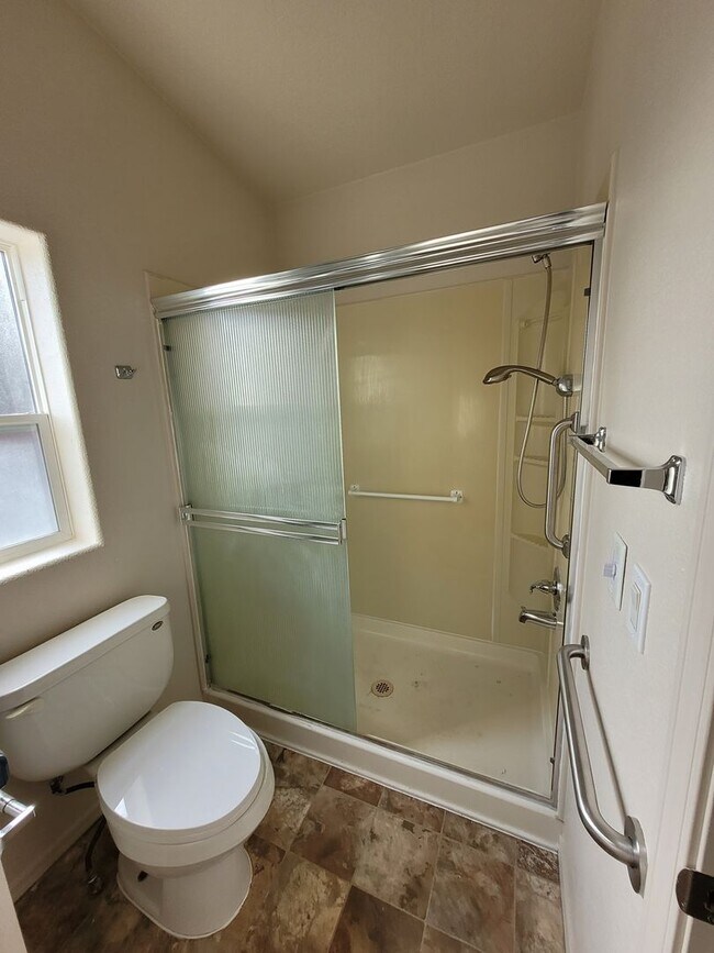 Building Photo - Pet Friendly 3 Bed : 2 Bath Home w/2 Car Garage & Access Ramp (Tangent)