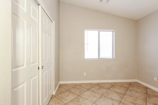 Building Photo - 3910 N 125th Dr