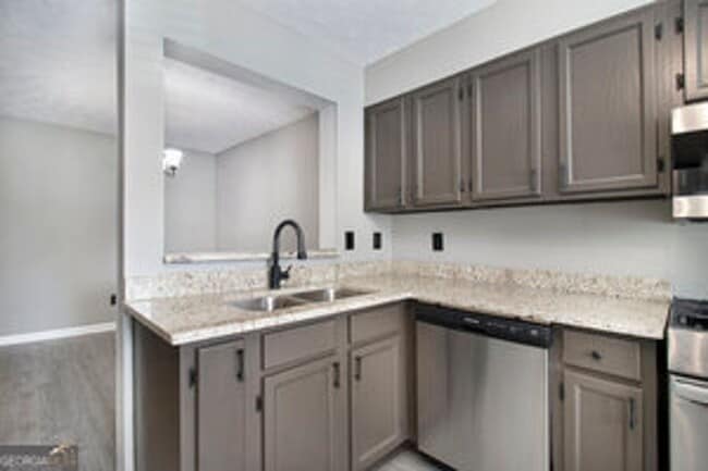 Building Photo - Like New! 2 bedroom 2 bathroom end unit condo! Must see!