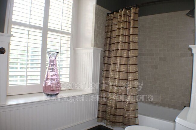 Building Photo - 100 W Village Dr