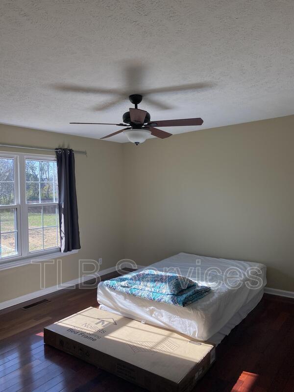 Building Photo - 211 Fall Creek Dr