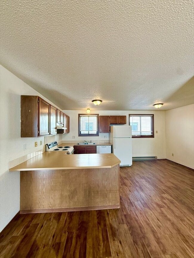 Building Photo - Cozy 2 Bed/1 Bath Apartment in North Loveland. New Wood Floors!