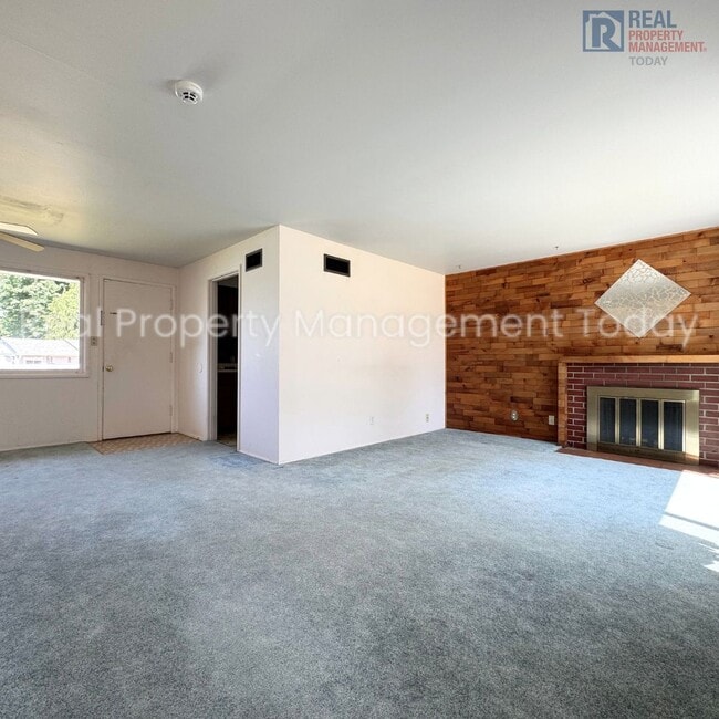 Building Photo - Charming 3 Bedroom Rambler!