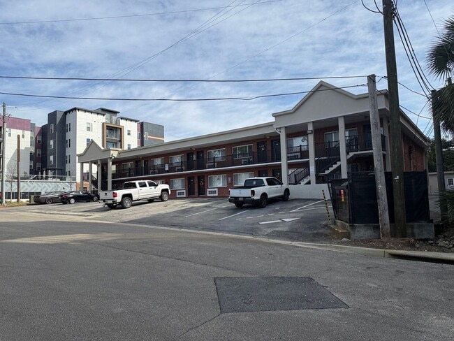 Building Photo - 405 Dunwoody St