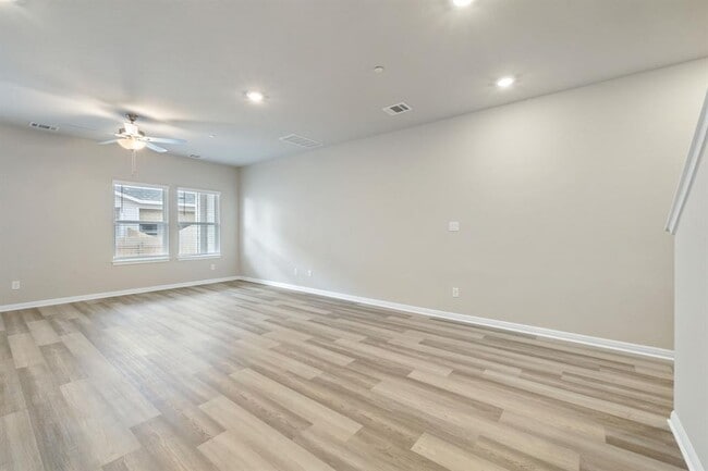 Building Photo - 1850 Settlers Glen Dr