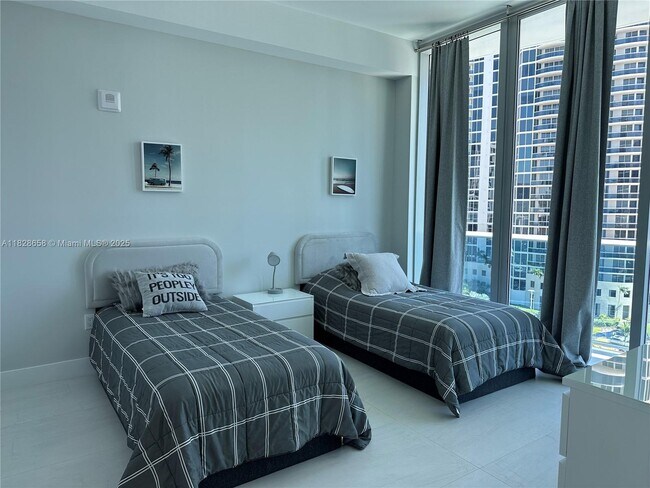 Building Photo - 17550 Collins Ave