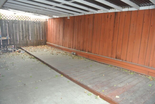 Building Photo - 2116 Manzanita Way