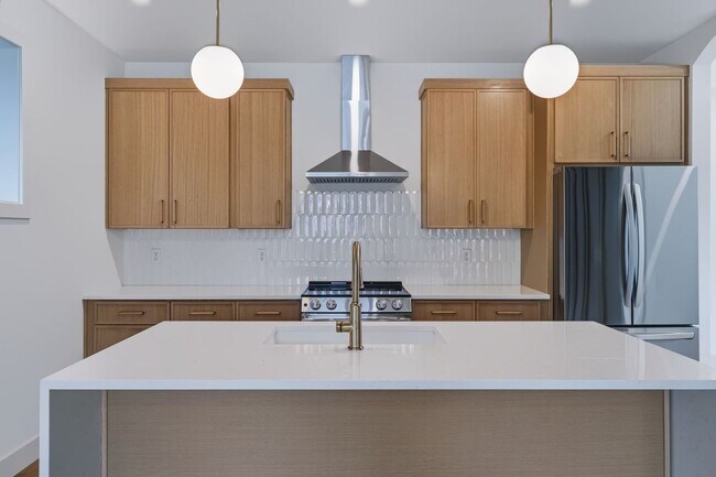 Building Photo - Modern Living & Downtown Skyline Views!