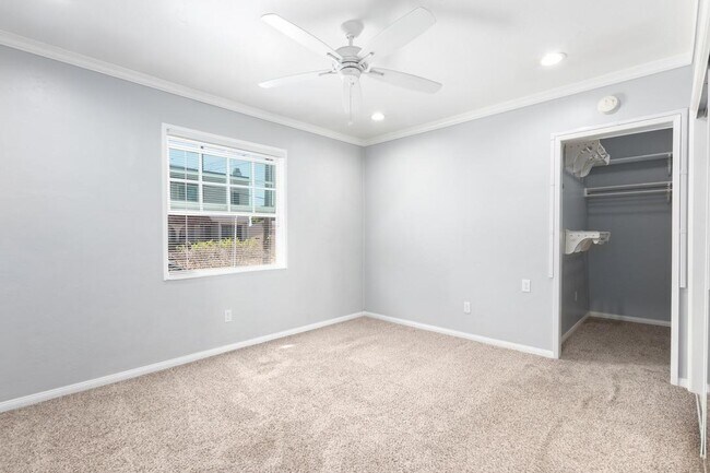 Building Photo - 4804 Iroquois Ave