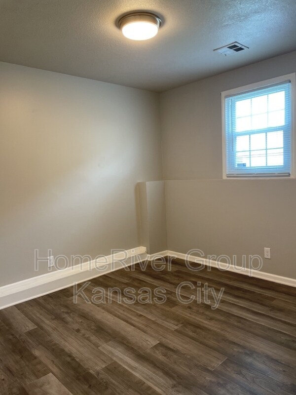 Building Photo - 418 N Prairie St