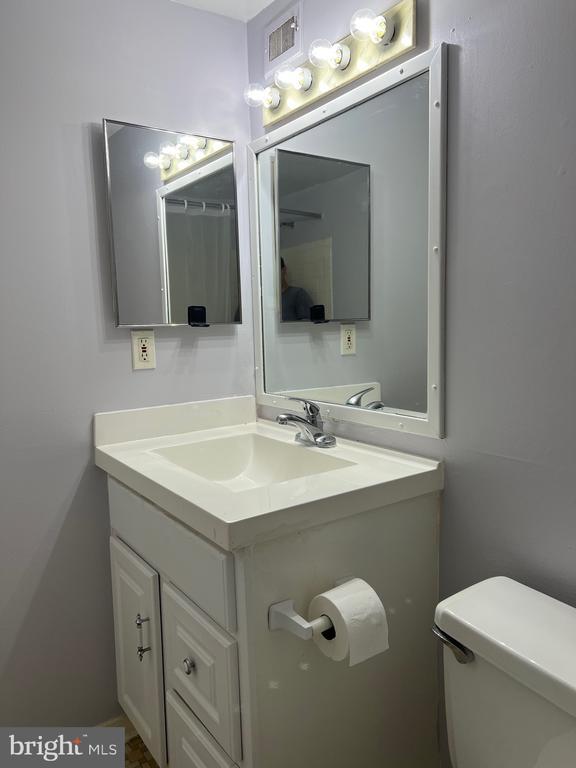 Building Photo - 6001 Arlington Blvd