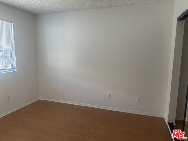 Building Photo - 955 Normandie Ave