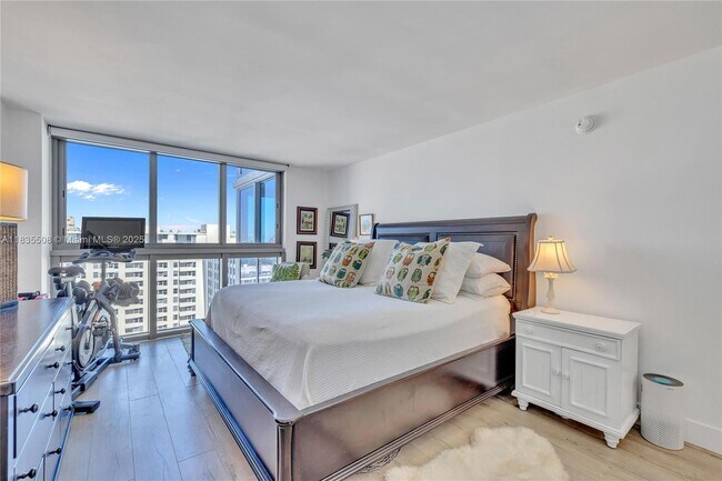 Building Photo - 2655 Collins Ave