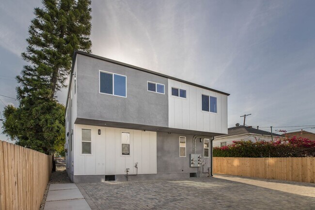 Building Photo - 543 N Virgil Ave