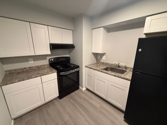 Building Photo - Renovated Condo in Quiet Community on 1st ...