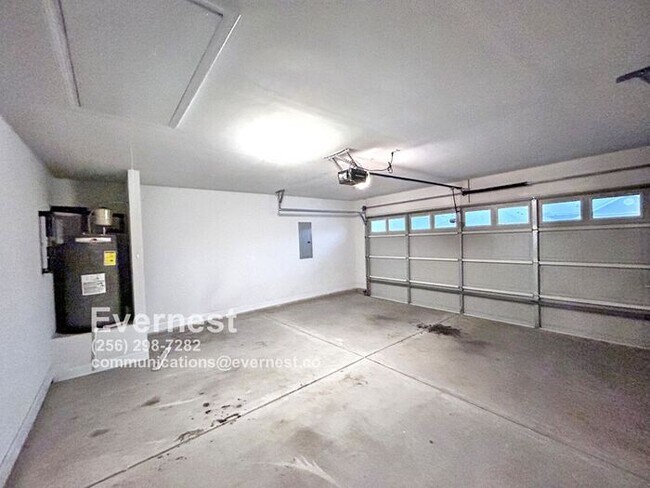 Building Photo - 4-Bedroom, 2-Bathroom Home with Modern App...