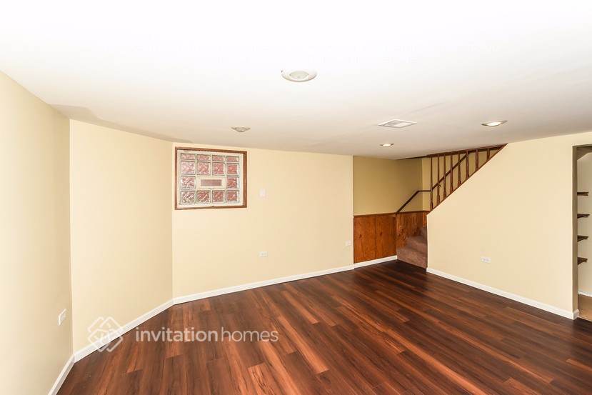 Building Photo - 9625 S Maplewood Ave