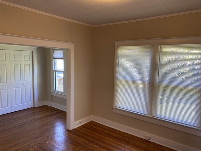 Building Photo - 2 BR/1 BA Downtown Apartment! Walk Everywhere!