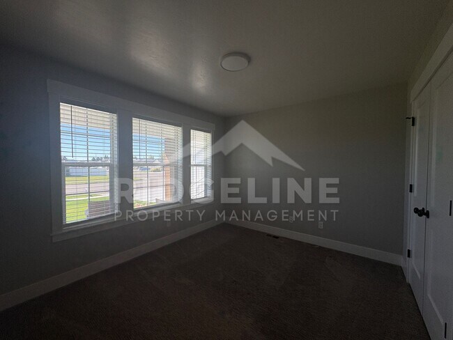 Building Photo - 137 Linden St