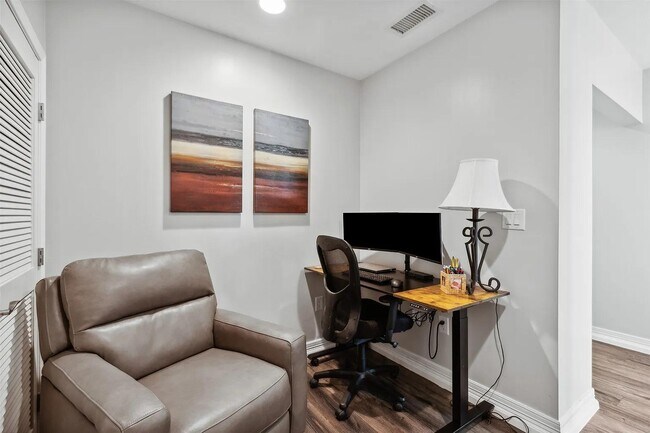 Building Photo - 500 Throckmorton St