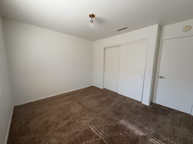 Building Photo - 3bedrom 2 bath