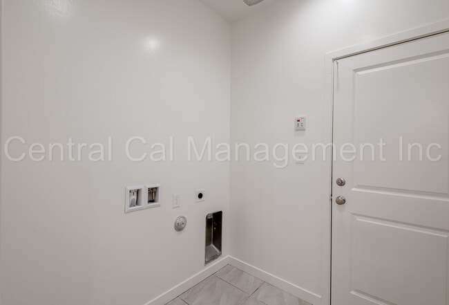 Building Photo - 4 bedroom 2 bath  Home in the Desired Sout...