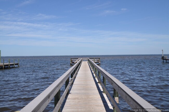 Building Photo - 437 S Shore Dr