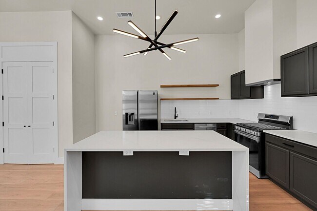 Building Photo - Beautiful 3 bedroom / 3 bath house available now!