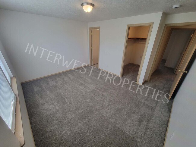 Building Photo - 1ST MONTH FREE- 4 Bedroom Home Near Brentw...