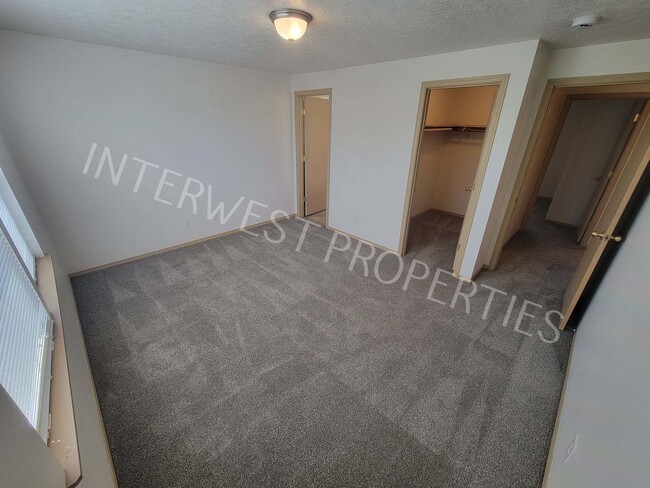 Building Photo - *1ST MONTH'S RENT FREE* 4 Bedroom Home Near Brentwood Park w/Garage, Fenced Yard & Gas Fireplace